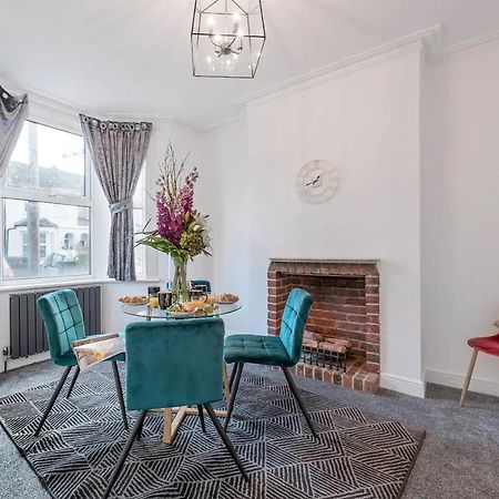 Pembroke House Apartment Norwood Bagian luar foto